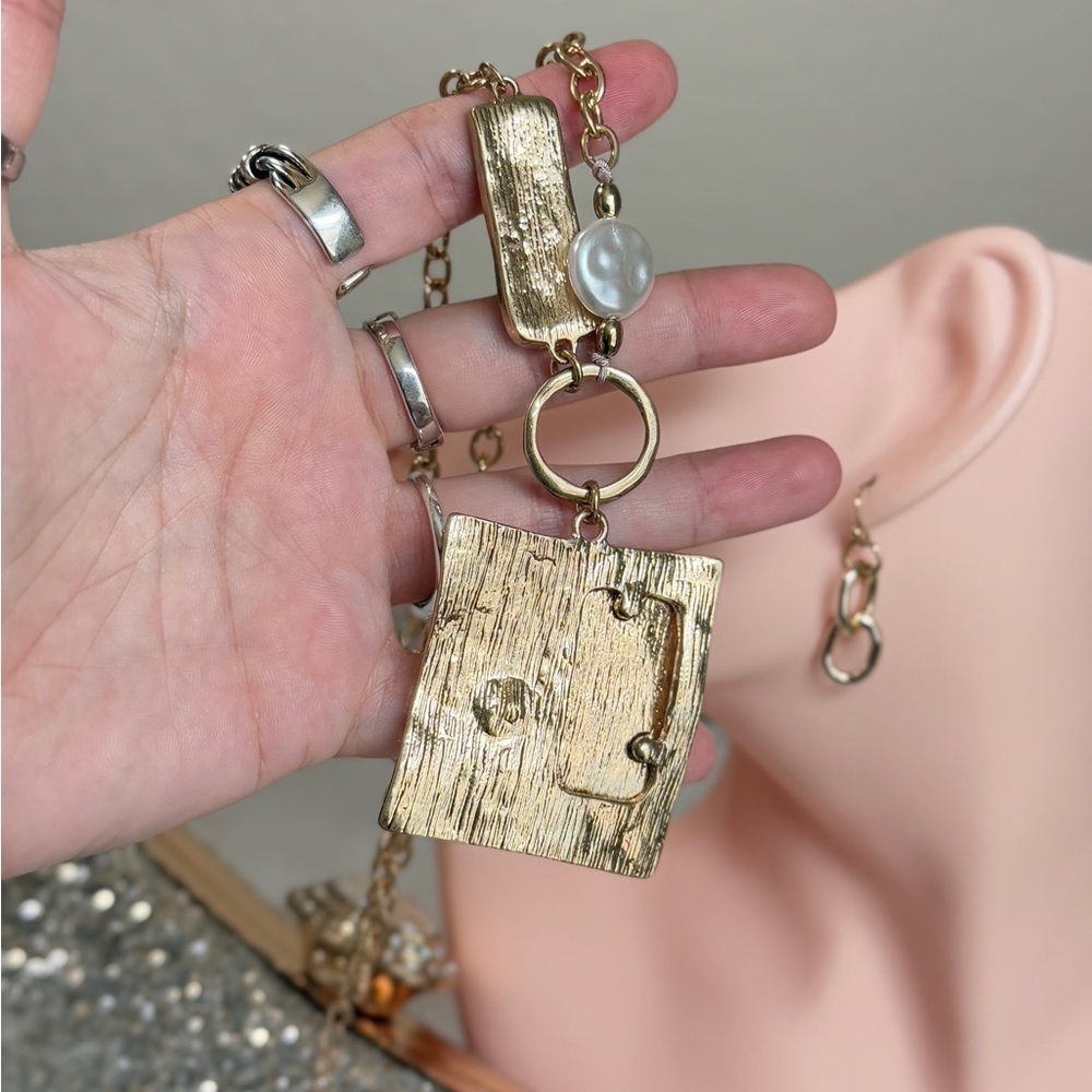 ⚜️❤️🔥 Elegant Gold Necklace With Accents - Picture 6 of 10